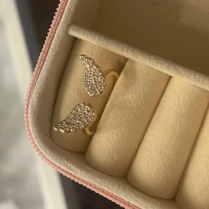 Zadig liknande ring - En jättefin ring i guld som glittrar i ljuset som inte kommer till så mycket användning eftersom jag bär silver 