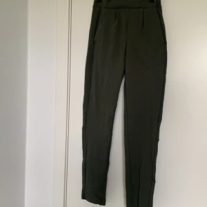 Byxor stl 140 - Bra skick