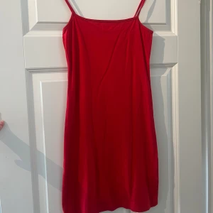 Röd klänning  - Använd 1 gång. Storlek S. Köparen står för ev frakt. 