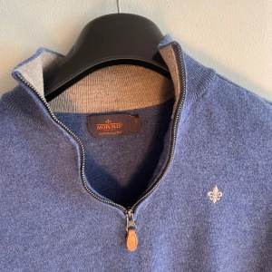 Morris-Half Zip - Tja säljer nu min blåa half zip från morris då den inte riktigt passar. Nypris på denna ligger på 1100 och den är endast använd ett fåtal gånger så inga defekter.