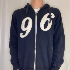 J.Lindeberg Hoodie - Säljer denna J.Lindeberg hoodie | Använd ett fåtal gånger men inget slitage!