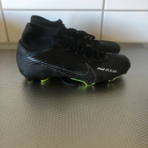 Nike Mercural Air zoom - Säljer dessa Nike Murcurial fotbolls skor två år gammal väldigt bra o h snygga storleken är 40/39 eftersom det är fotbollskor då sitter dom lite tajt 
