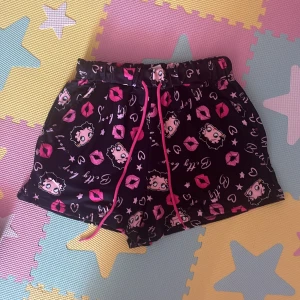 betty bop pajamas shorts - fina och helt oanvända betty bop pajamas byxor. Det är storlek xs och bandet i midjan är stretchigt och kan passa de som har storlek S i byxor. Köp är på och skriv om du har frågor!