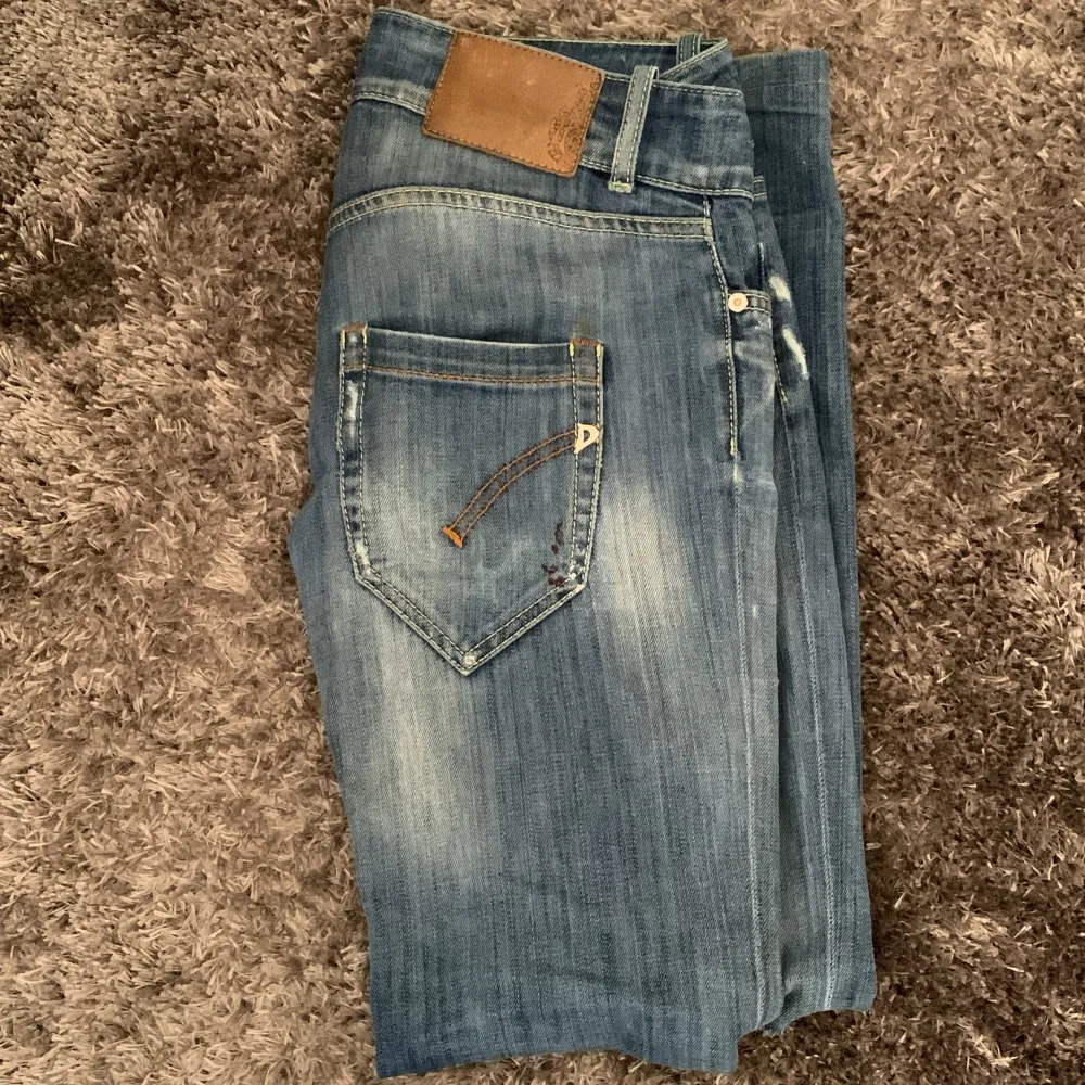 SĂ€ljer mina Dondup jeans med slitningarđ„ dĂ„ de inte anvĂ€nds nĂ„got mer. SĂ€ljer dom billiga eftersom modellen inte Ă€r George. Jag Ă€r lite över 170cm och vĂ€ger 60kg och dom passar perfekt. Skriv gĂ€rna till mig om ni har funderingar.đ. Farkut & Housut.