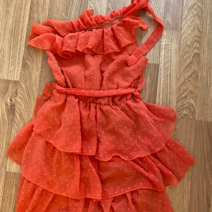 Klänning med volanger - Söt klänning med volanger och ett axelband