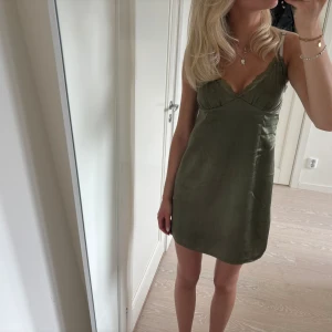 Klänning  - Så söt klänning från h&m, aldrig använd 