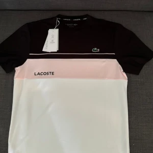 Lacoste t shirt  - Aldrig använd Lacoste t shirt, har pris taggen på. 