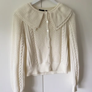 Stickad tröja - Säljer min älskade tröja från Kappahl eftersom att den inte passar mig längre. Den är i fint skick och har inga fläckar eller defekter. Det är bara att skriva om du har några frågor eller funderingar!☺️