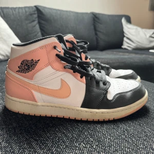 Jordan 1  - Superfina rosa/svarta/vita Jordan 1. Använda va 5 gånger, nyskick. Vill få de sålda, ge gärna bud. 