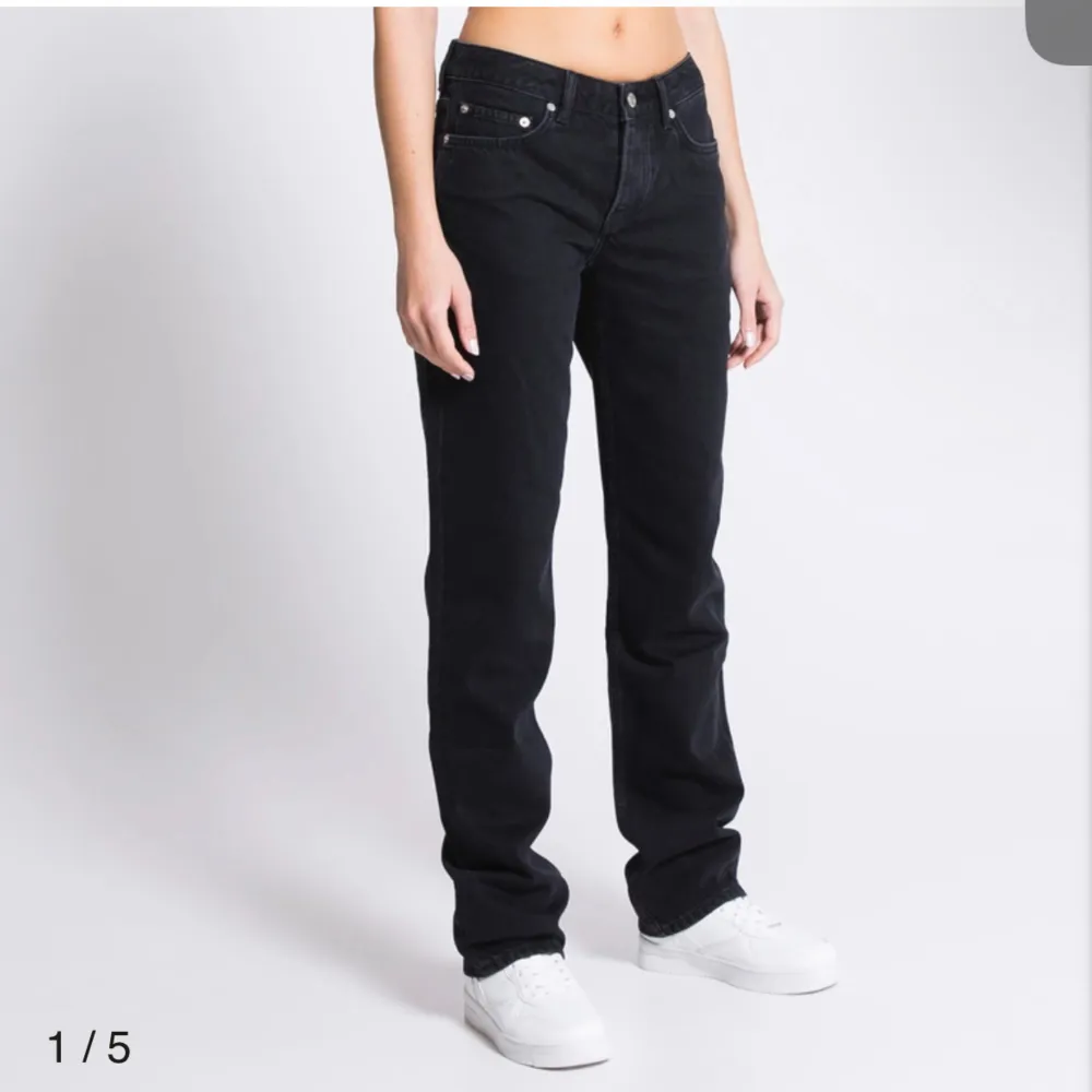 Icon jeans med lowwaist/midwaist med rak passform🩷 Använda med en urtvättad svart färg(lite mörkare i verkligheten än på bild - bild 3). Jeans & Byxor.