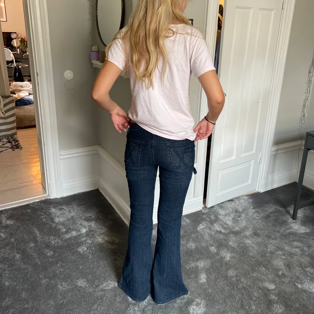 Så sjukt coola jeans 💙💙💙 Så najs modell o så unika, inga defekter!! Köpt väldigt dyrt i paris, så najs att man kan ha de på olika sätt. Modellen e lång så dessa e långa o lågmidjade. Jeans & Byxor.