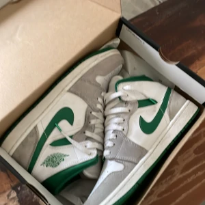 Jordan 1 ”Grey Green” Mid - Säljer dessa Jordans i ett bra skick, inköpta från merch sweden 2022. Säljer dessa eftersom jag inte använt de på två år och de bara ligger och tar plats.  Hör gärna av er privat om ni har frågor eller vill ha fler bilder!  //Alfred