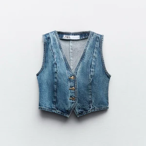 Jeans väst  - Nyskick, använd en gång. Slutsåld från zara. Storlen M men passar xs-m. Pris kan diskuteras 