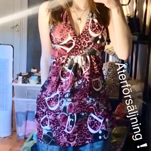 Leopard Print Linne/Klänning - Återförsäljning av detta jättefina linne/ klänning! Inga defekter, köpte här på plick men den satt bara inte riktigt som jag hade tänkt💕 Mått: längd 75cm, runt midjan 67 cm (super stretchigt material)
