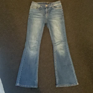 Bootcut jeans - Bootcut jeans från LMTD. Använda cirka 10 gånger. Storlek xs-s men skulle säga att de passar mer som xs. Säljer då de är för långa för mig och jag är 153cm.