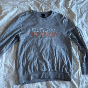 Hugo boss sweatshirt  - Storlek M  Inköpt 2018  Väldigt sparsamt använd. 
