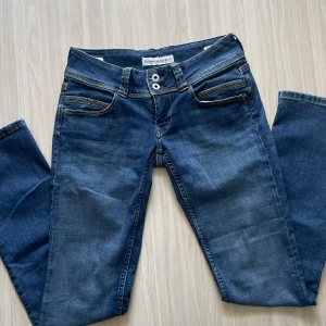 Lågmidjade jeans - Skitsnygga lågmidjade jeans från Pepe Jeans! I modellen Venus. NYSKICK 🌟Inga bilder på, då dem ej passar mig 😇. Skriv för mer bilder och mått! Pris kan diskuteras vid snabb affär 💞 Midja: 38cm Innerben: 82cm