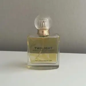 Sarah Jessica Parker parfym 30ml Nästan helt full. Pris kan diskuteras vid snabb affär. 