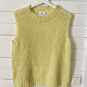 Noella väst - Gul stickad Noella väst💕 Super bekväm och snygg men får tyvärr inget tillfälle för användning. Nyskick och använd kanske 2-3 gånger🫶 Nypris 589 kr och säljer för 200 kr, priset går att diskutera❤️(köpare står för frakt)