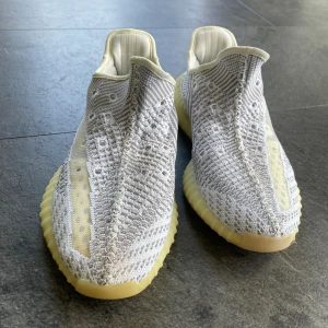Yeezy 350 storlek 41 - Jag säljer nu mina Yeezys i storlek 41. De är använda, men fortfarande i bra skick. Observera att skosnörena saknas, men de kan enkelt ersättas. Perfekta för någon som vill ha ett par snygga sneakers till ett bra pris.