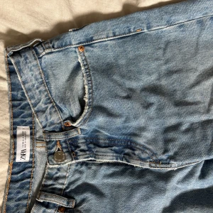 Mid straight Jeans Zara - Säljer mina gamla favorit jeans då de blivit för små🩵i modellen mid straight. i strl 36. Perfekt längd på mig som är 163cm.