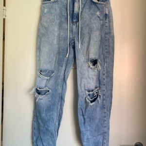 Jeans Bershka - Stentvättade jeans Bershka, som nya. Storlek 38  Kan mötas upp i Örebro eller skicka mot fraktkostnad.