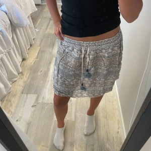 Kjol  - Cool mönster kjol aldrig använt 