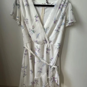 Söt klänning - En söt klänning från Nelly trend/Nelly.com storlek 38