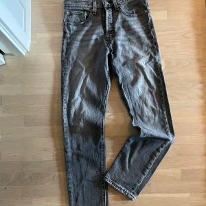 Levis jeans - ETT PAR FINA GRÅA SKINNY/STRAIGHT LEVIS 501 JEANS STORLEK W27 L28