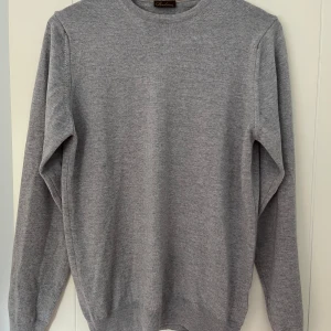 Merinoull tröja - Säljer denna merinoull tröja från stenströms då den blivit för liten. Den är i 10/10 skick och i storlek S. Nypris 1699kr, mitt pris 699. Jag skulle säga att den passar någon mellan 170-175.