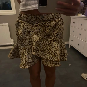 Leo kjol - Super snygg leopardmönstrad kjol från Gina i super bra skick