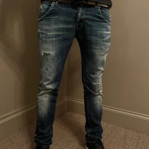 Dondup slim/skinny jeans  - Dondup jeans men sköna slitningar! Är 185 & 70kg | Nypris: 4000kr - Mitt pris: 999kr | DM vid ytterligare frågor! 
