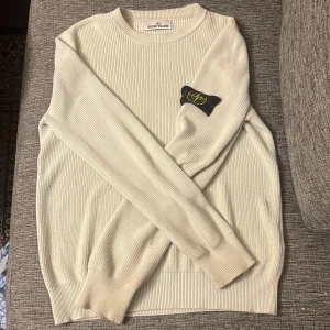 Stone Island  - Jättebra skick och nästan helt ny har inte använt den så mycket eftersom den var lite stor,  en perfekt tröja för vinter!