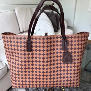 By Malene Birger - Säljer denna superfina ”by malene birger” väskan som är i medelstorlek. Väskan är i jättefint skick förutom den lilla läderlossnaden som syns på tredje bilden. Väskan har slutats sälja. ☺️