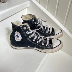 höga svarta converse skor i bra skick. Kan bli renare om man gör rent dom vilket jag inte gjort. Inga andra skavanker