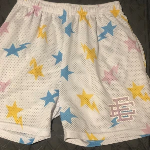 Eric Emanuel X Bape shorts  - Skitsnygga sport/sommar-shorts. Dom är inte äkta, men är mycket bra kvalitet och ser bra ut. Har själv använt dom i ett år men de ser fortfarande helt nya ut. 