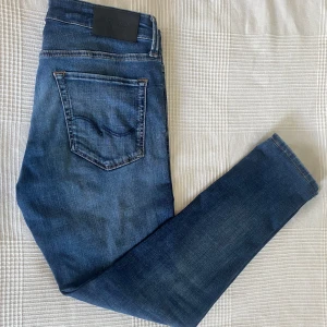 Jack and Jones Slim Glen   - Ett par riktigt feta jeans i  storlek 30/30. Skick 9,5/10. Nypris 800 kr, säljer dessa jeans för endast 149kr!