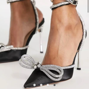 Klackar  - Så fina klackar från public desire, endast testade aldrig använda. Säljes pga för små. 