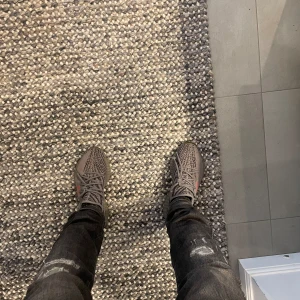 Yeezy 350 v2 - Tjena säljer dessa Äkta yeezy 350v2 i Beluga v2 ! De är storlek us7 men dom passar mig som har 43.5 fast dock väldigt tight. PERFEKT gym sko! 