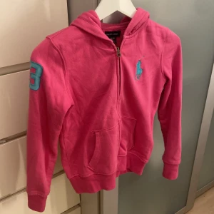 Ralph Lauren - En fin rosa Ralph Lauren kofta som är i bra skick