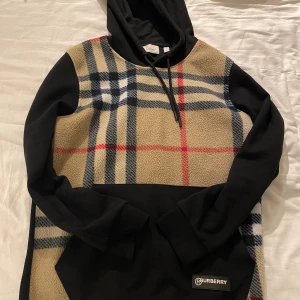 Burberry hoodie  - Storlek M. Har inte använts alls nästan Max 2 gånger är som nyskick. 