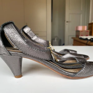 Marc by Marc Jacobs läderpumps i mörk silver med dragkedja på ovansidan storlek 35,5 - Marc by Marc Jacobs läderpumps i mörk silver med dragkedja på ovansidan. Superbekväma! Lädersula. Slitage på klackar - se bilder.