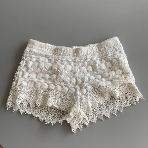 Spetsshorts  - Trendiga korta spetsshorts! Super snygga tyvärr lite för små för mig. Det är i storlek 36 alltså S men skulle också säga att de funkar för xs/34