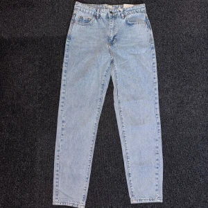 Jeans från Gina Tricot, st 36 - Oanvända jeans från gina tricot. Storlek 36.  Pris kan diskuteras vid snabb affär och köparen står för frakt. 
