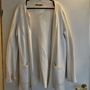 Stickad kappa - Vit stickad jacka/trenchcoat. 