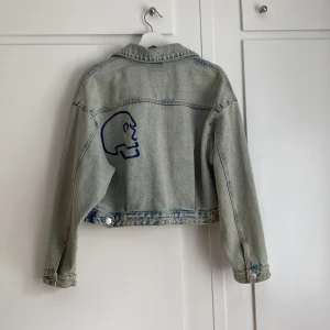 Jeansjacka - Jätte snygg jeansjacka med as coolt målat tryck! Dödskalle på ryggen och blixtar på framsidan. Är storlek S-M