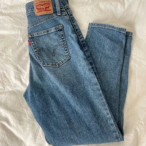 Levi’s - High waisted mom jeans - Säljer dessa fina jeans från Levi’s då de är lite för stora för mig och kommer därför inte till användning. De är storlek 25 och passar någon som är S/M. De är i fint skick och det finns inget synligt slitage.
