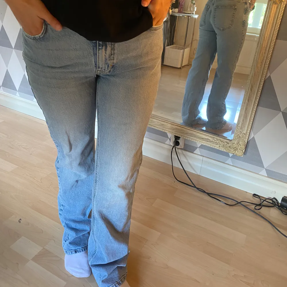 Blå jeans från BikBok i deras modell mid wide. Nyskick, stl W28 L32. Jeans & Byxor.