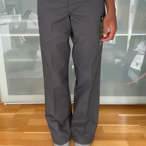 Dickies Slim Fit 873 Work Pant - Oanvända - Helt nya och oanvända Dickies Slim Fit 873 Work Pant i storlek W28/L30. Modell är ca. 155cm och bär vanLigtvis strl 26/30, SX/S. Nypris 800kr
