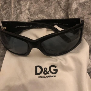 Dolce Gabanna solglasögon - Säljer mina vintage dolce gabanna solglasögon. Sparsamt använda. Skriv för fler bilder! Nypris ca 2500kr❤️